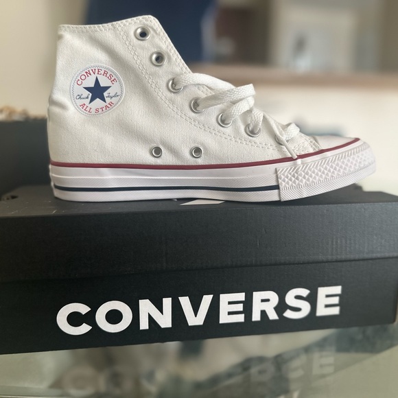 Converse women size 6 - Picture 2 of 2
